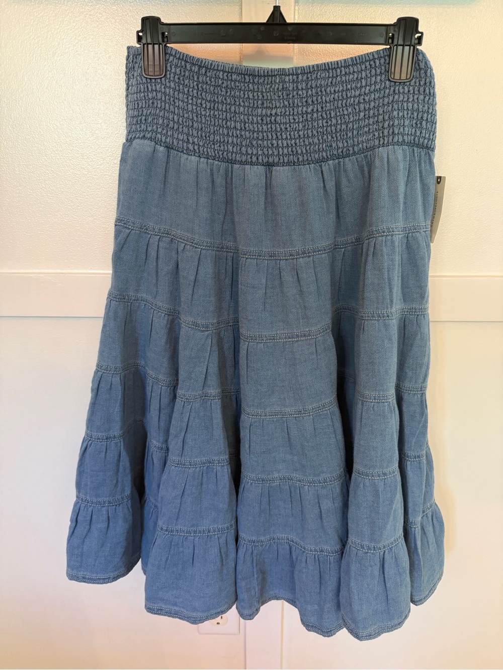 NWT PILCRO REESE 100%
COTTON SMOCKED MIDI
SKIRT - small (fits up) - Picture 6 of 6